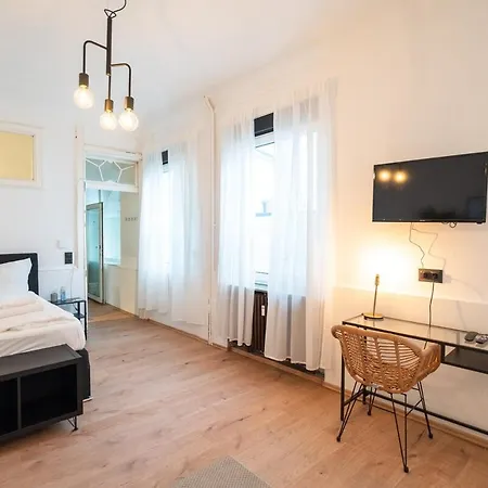 Modern And Cozy Near Main Station 아파트